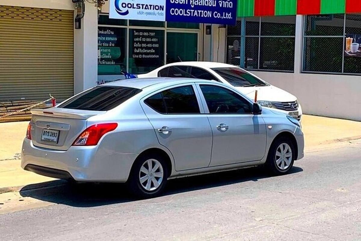 un'auto argentata parcheggiata sul ciglio di una strada