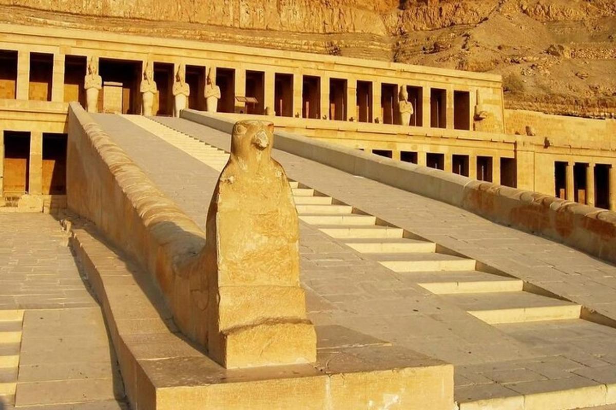 uma estátua em frente a um prédio com escadas