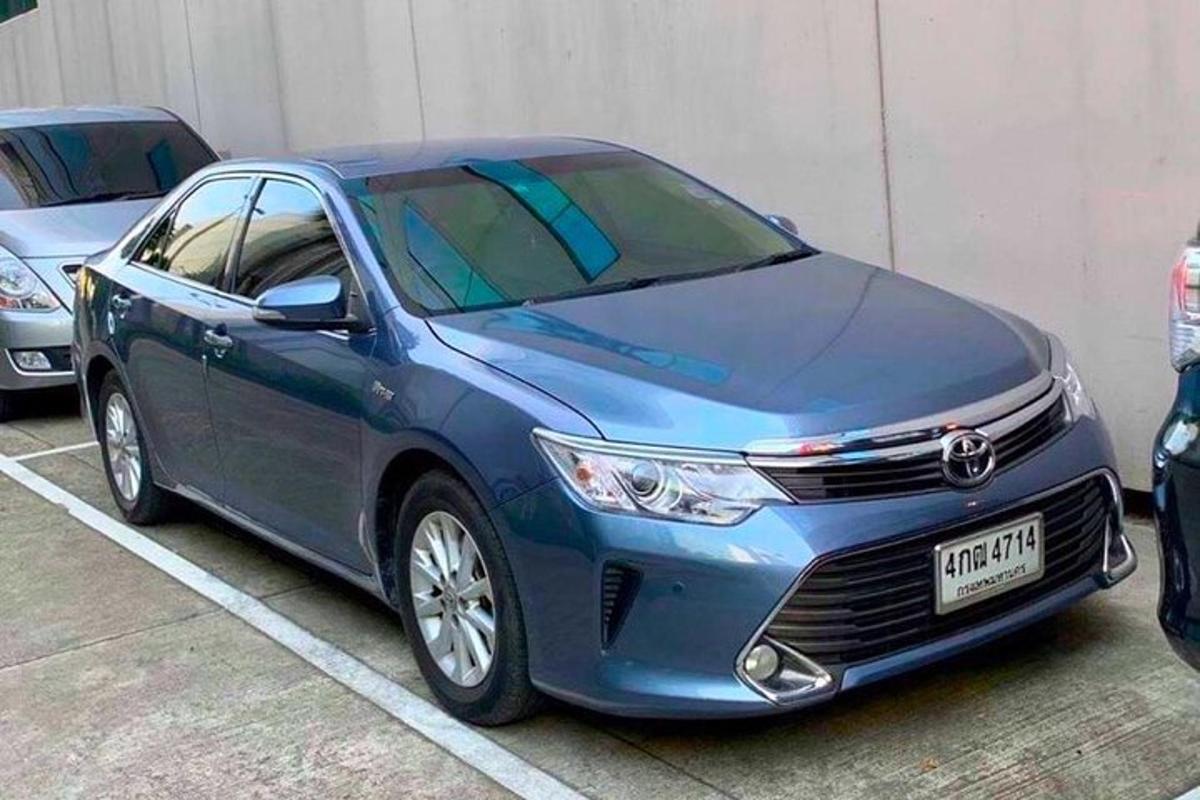 駐車場に駐車された青い車