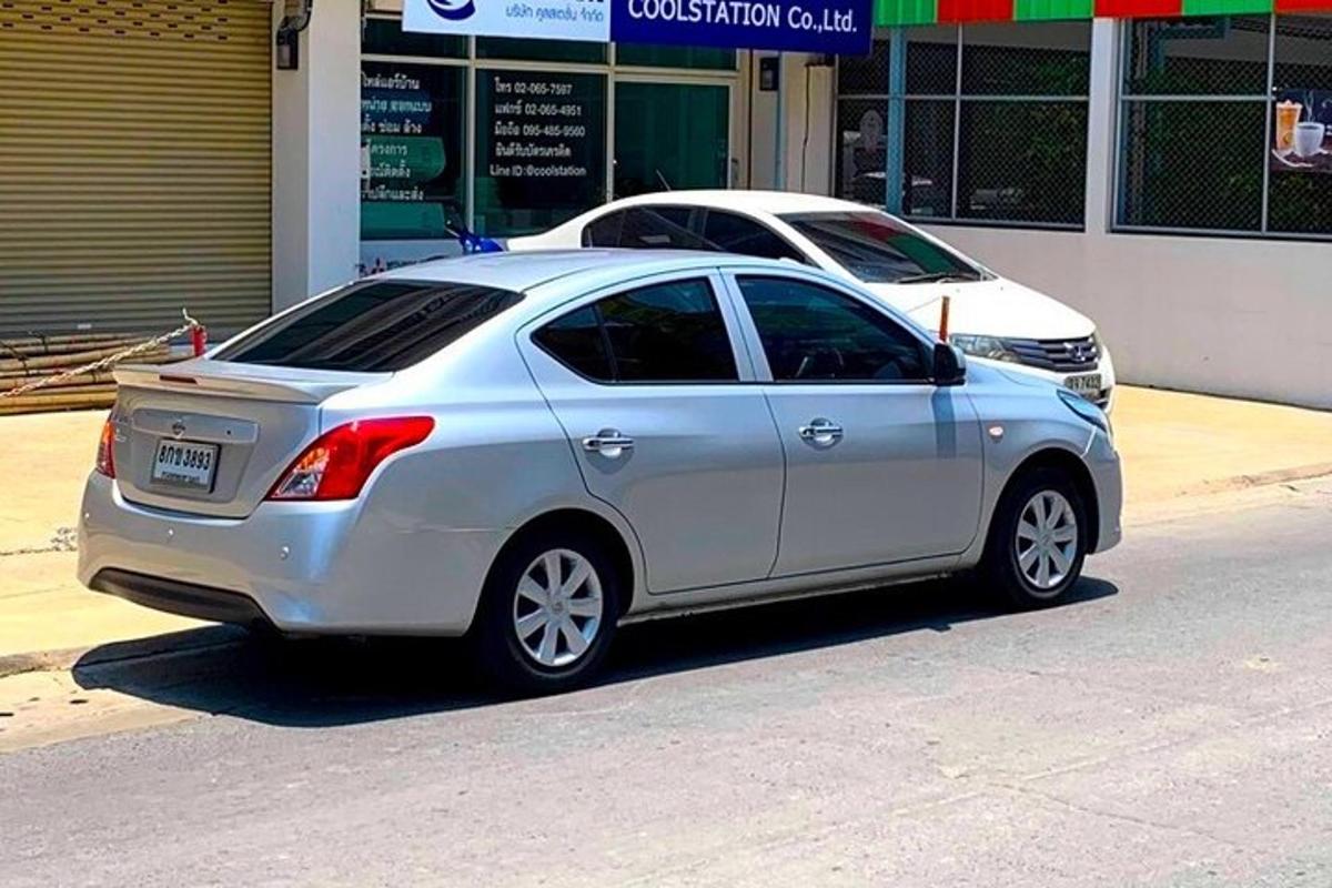 sebuah kereta berwarna perak diletakkan di tepi jalan