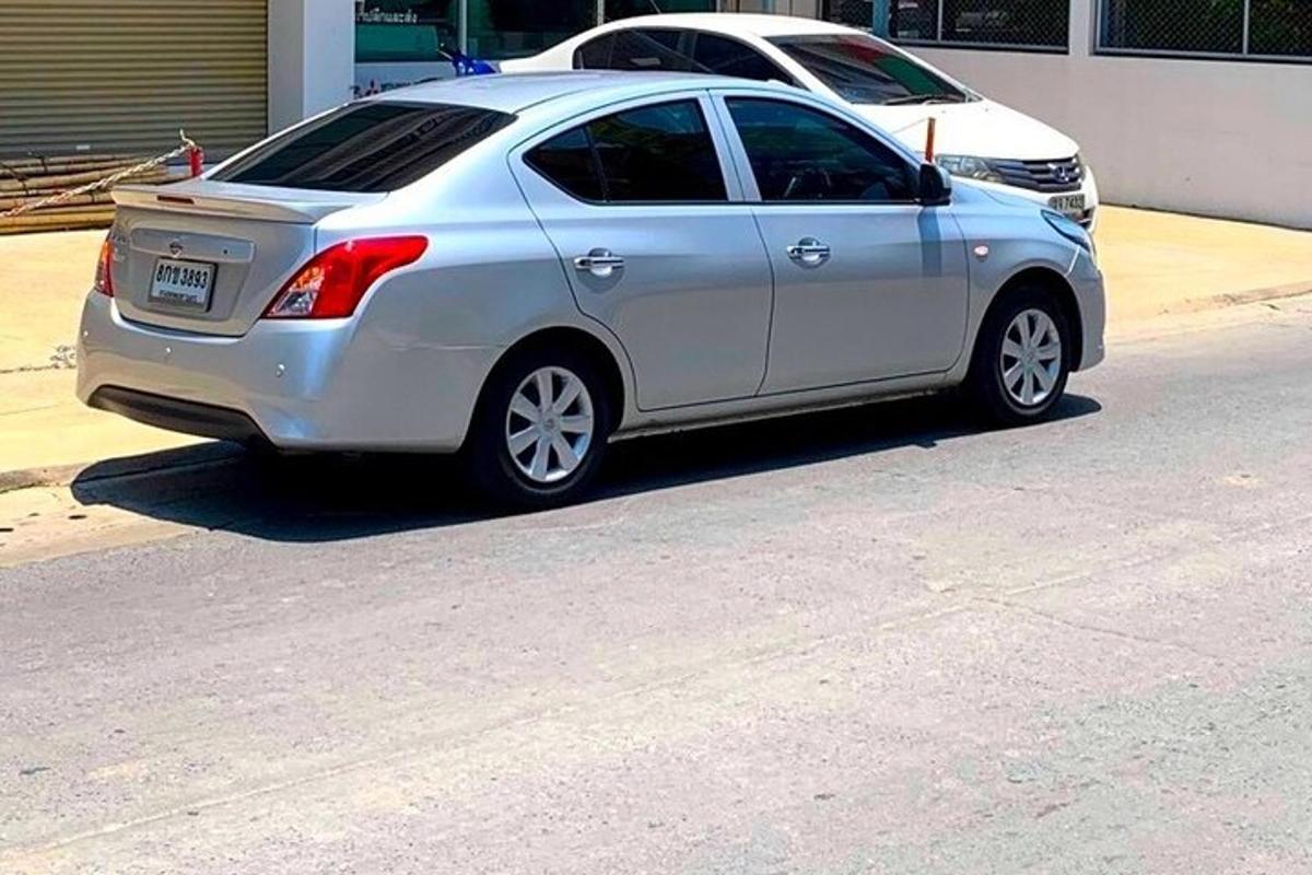 en silverfärgad bil parkerad vid sidan av en gata
