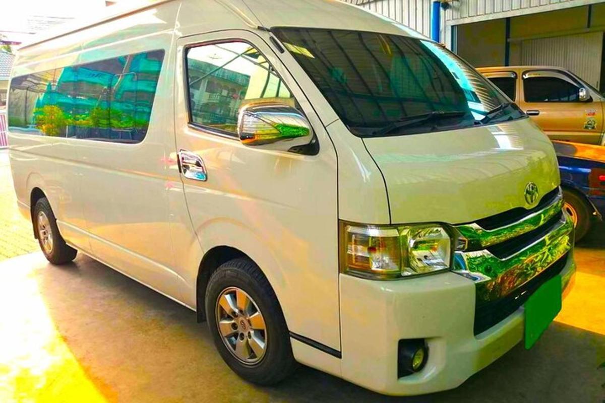 sebuah van putih diletakkan di sebuah garaj