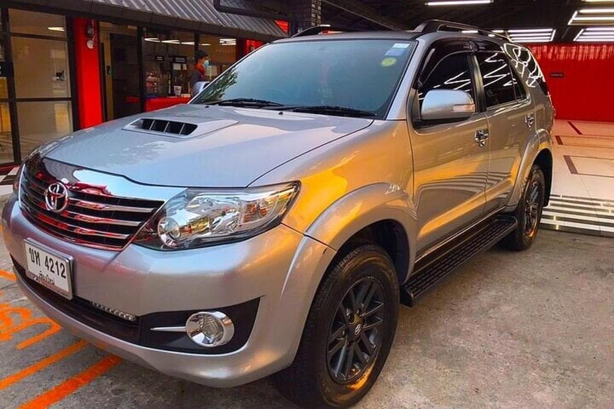 ένα ασημένιο SUV παρκαρισμένο σε ένα πάρκινγκ