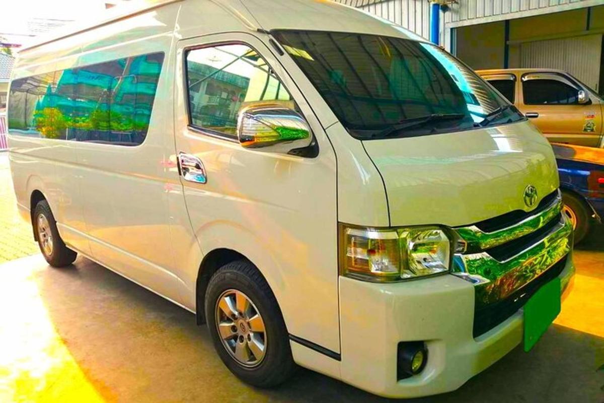 un furgone bianco è parcheggiato in un garage