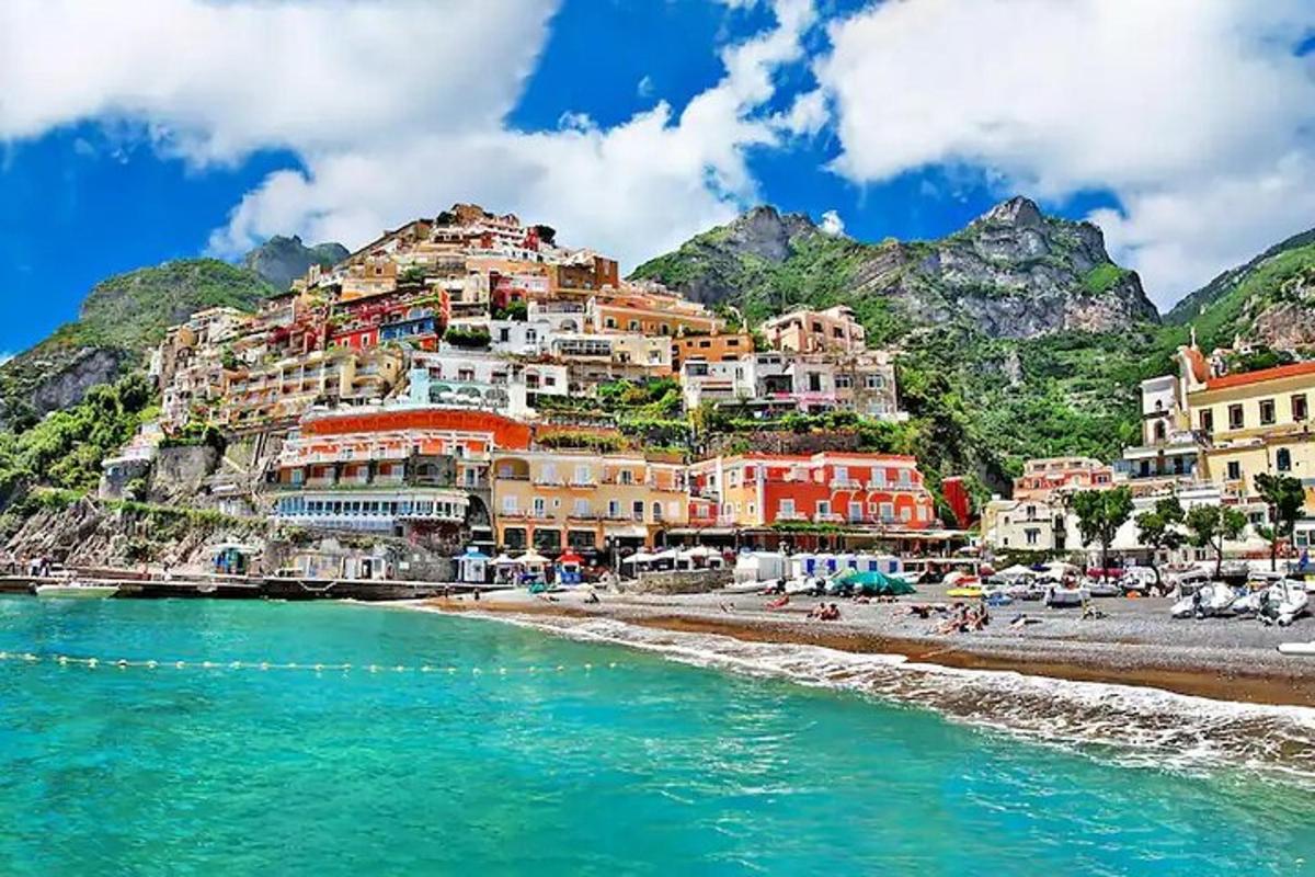 une vue d'une ville sur une montagne avec une plage
