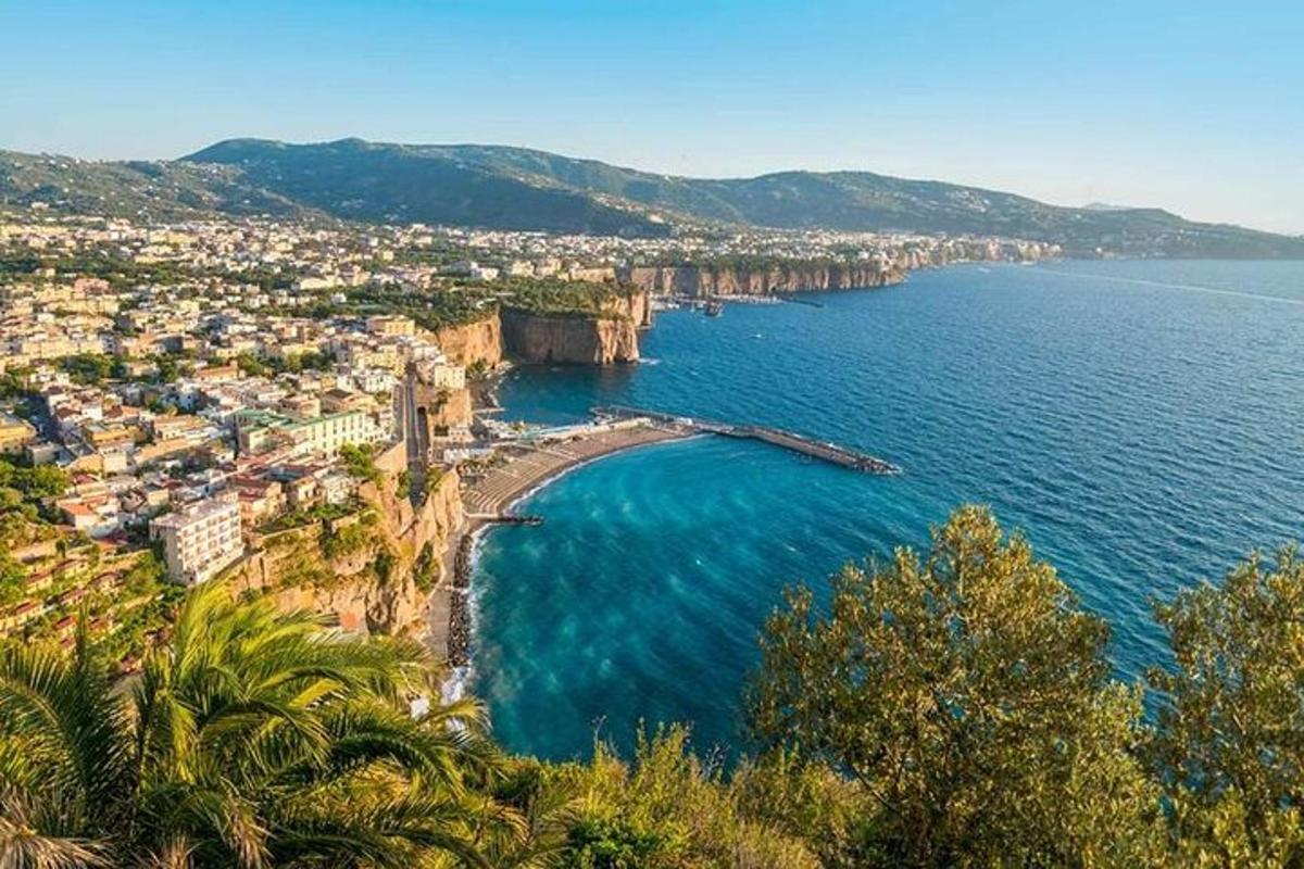 pogled iz zraka na grad i ocean
