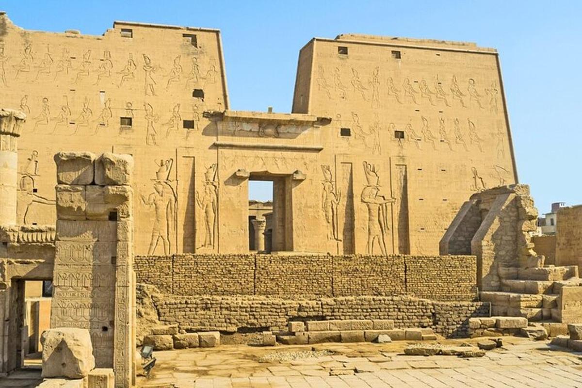 un edifici amb relleus als costats