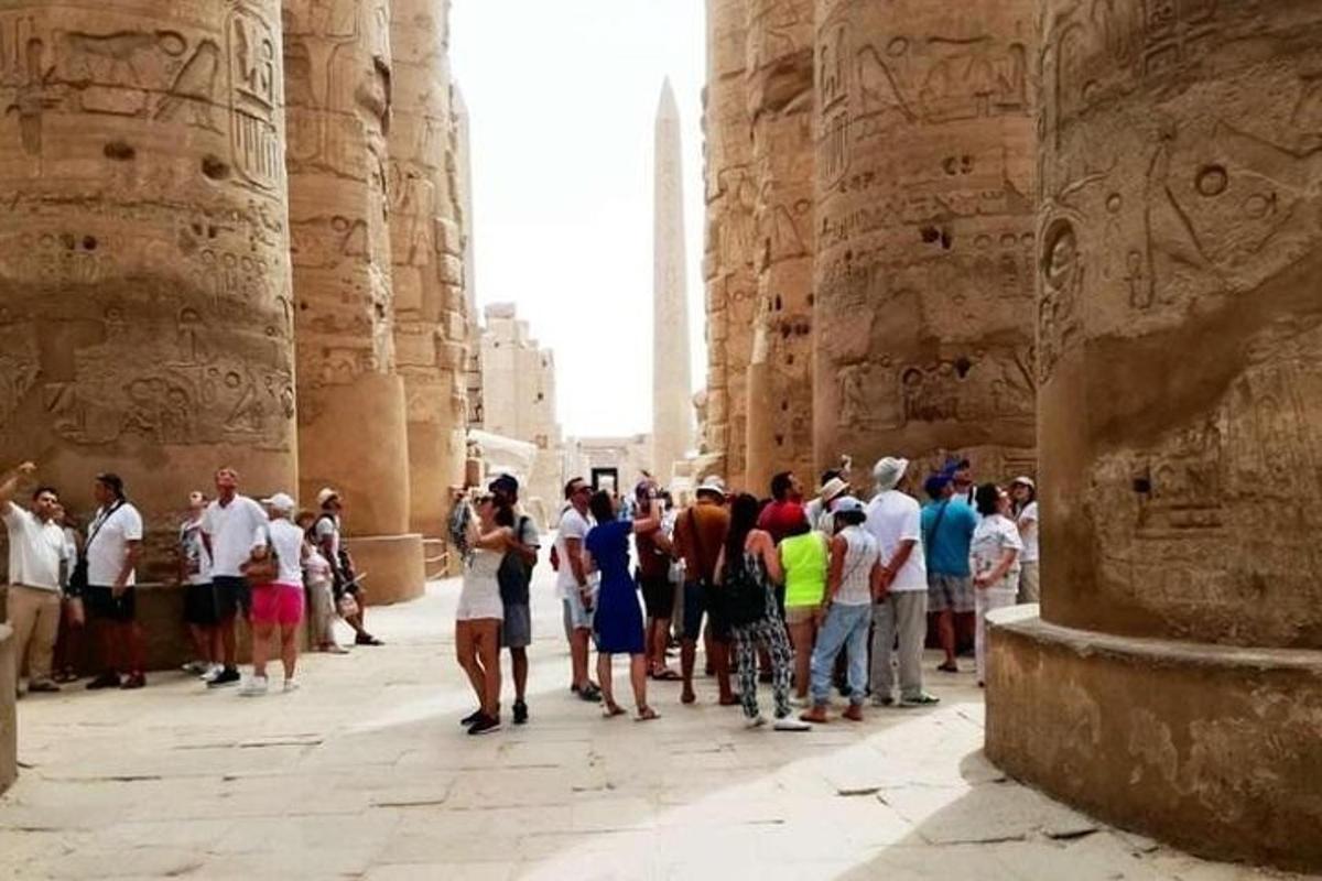 un grup de persones dretes a l'entrada del temple