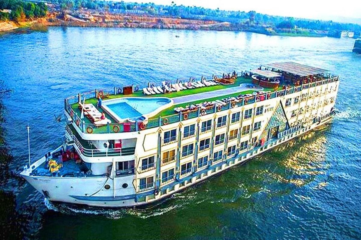 um navio de cruzeiro na água com piscina