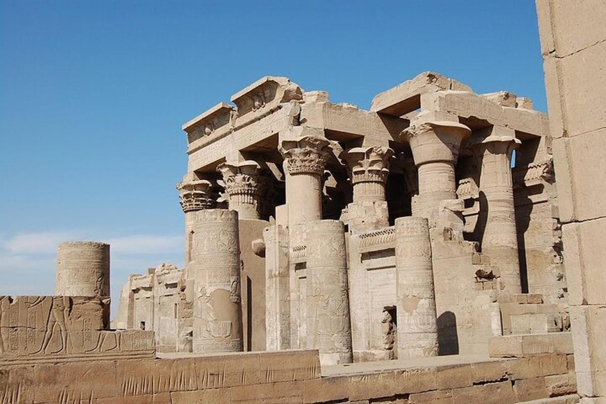 un edifici antic amb columnes al davant
