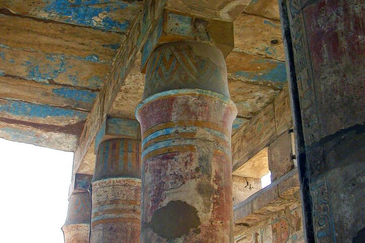 Una columna antigua en un edificio con techo.