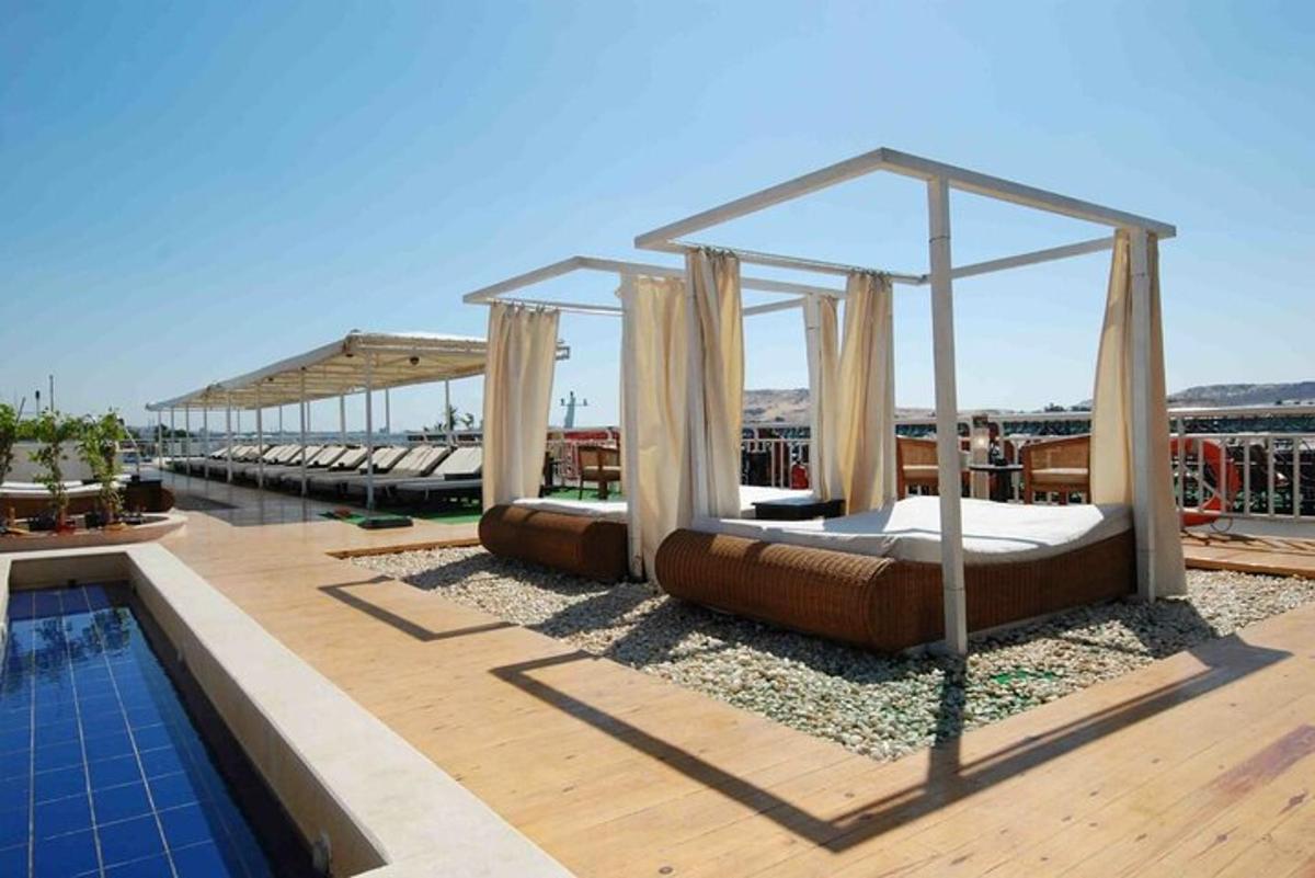 kahe voodiga hotell katusel koos basseiniga