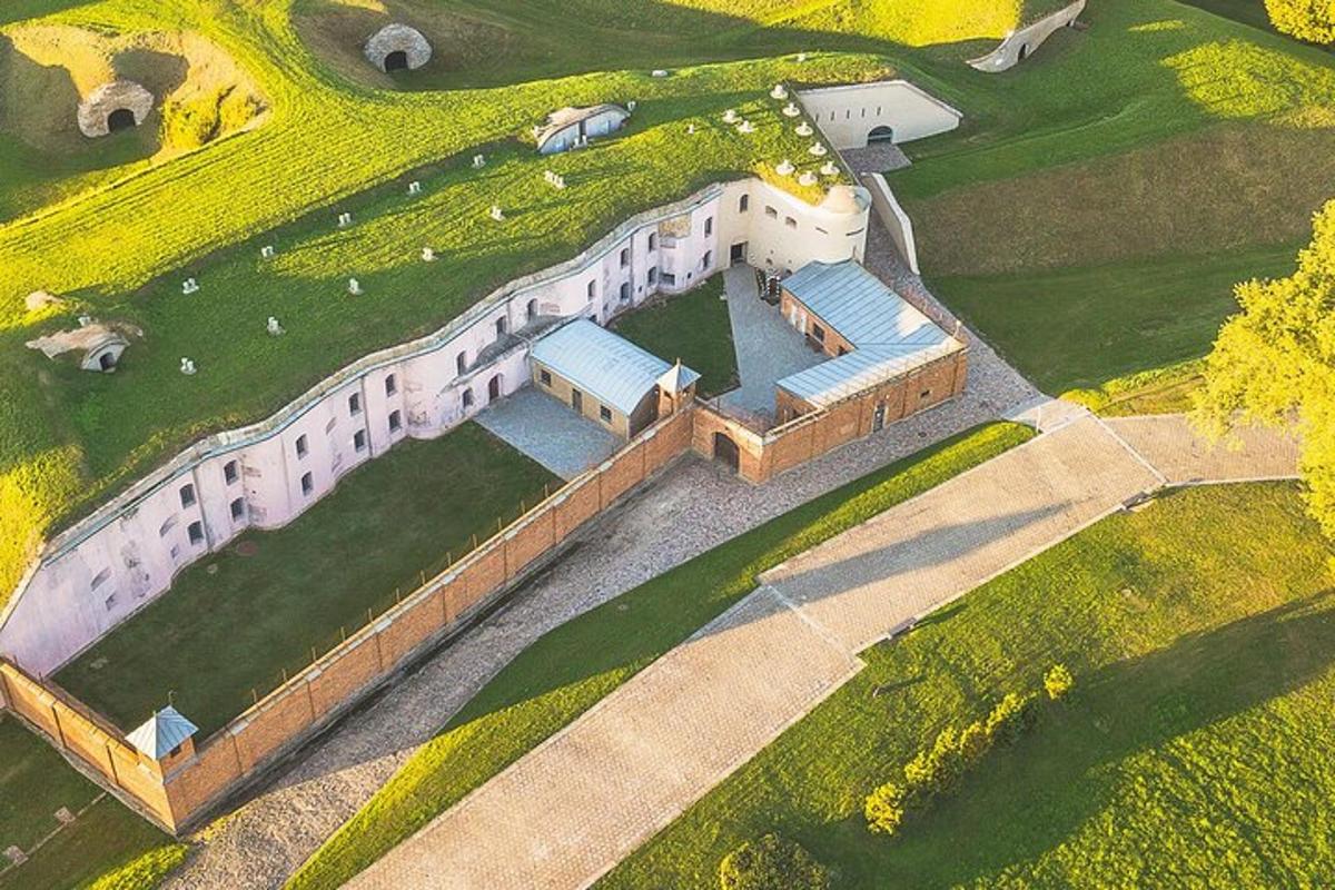 una vista dall'alto di un grande edificio su un campo