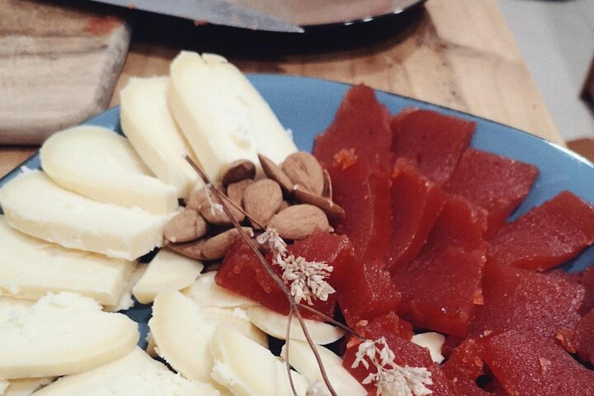 синя чиния с плодове и ядки на масата