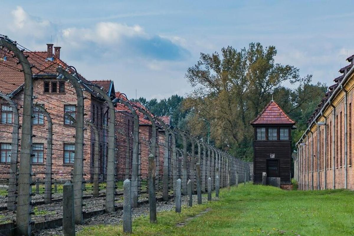 rad tehlových budov vedľa plota
