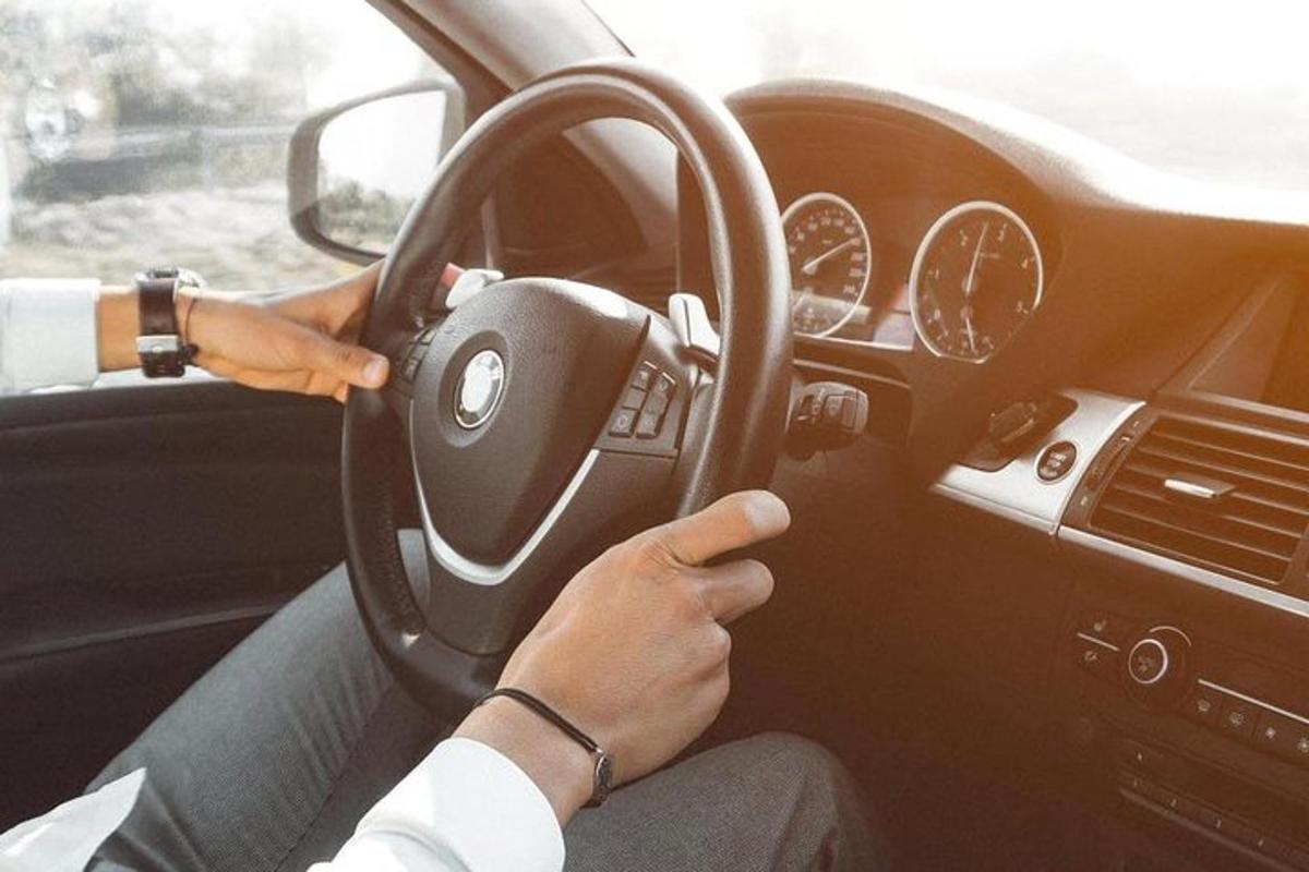osoba šoférujúca auto a držiaca volant