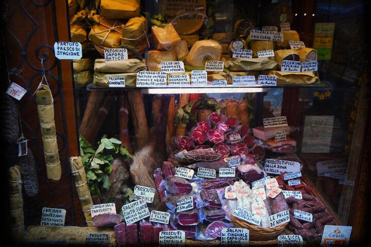 Un escaparate de una tienda con pan y queso.