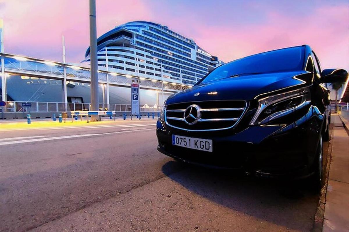čierne auto zaparkované na kraji ulice