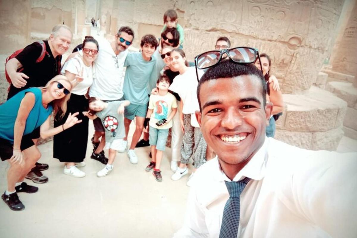 un uomo con gli occhiali in testa con un gruppo di persone