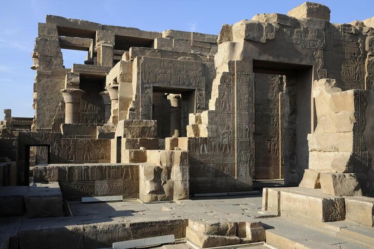 un antico edificio con geroglifici su di esso