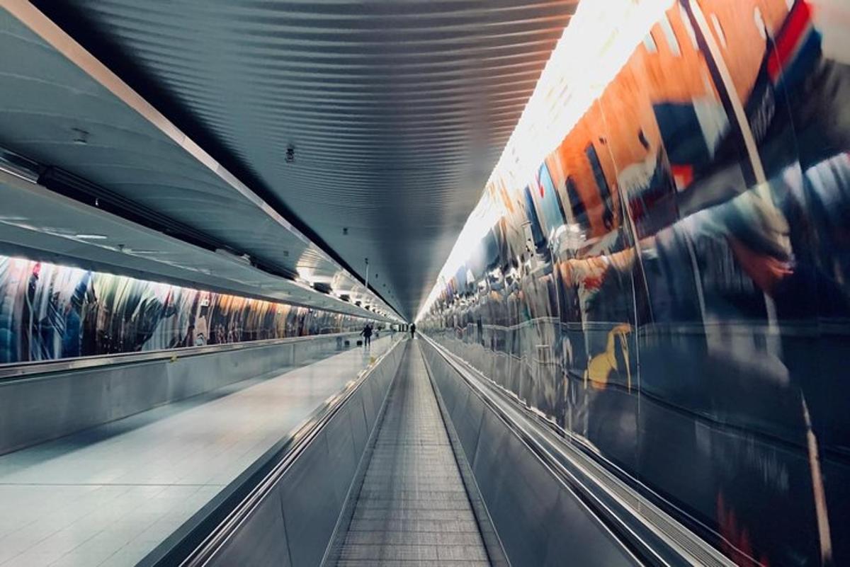 Una escalera mecánica vacía en una estación de metro