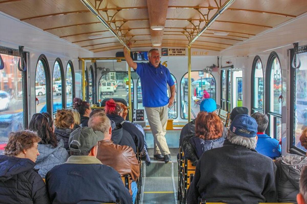 mees seisab bussis koos inimestega