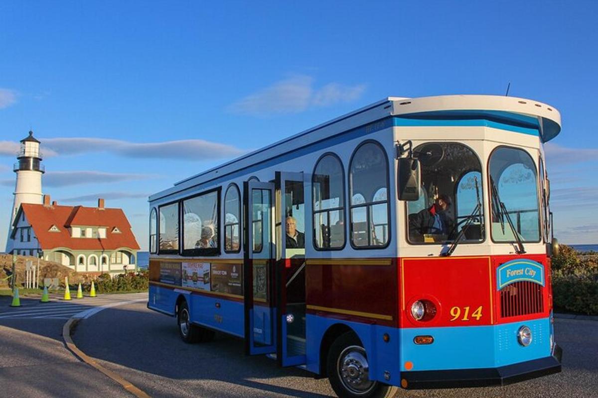 buss sõidab mööda tänavat, kus on tuletorn