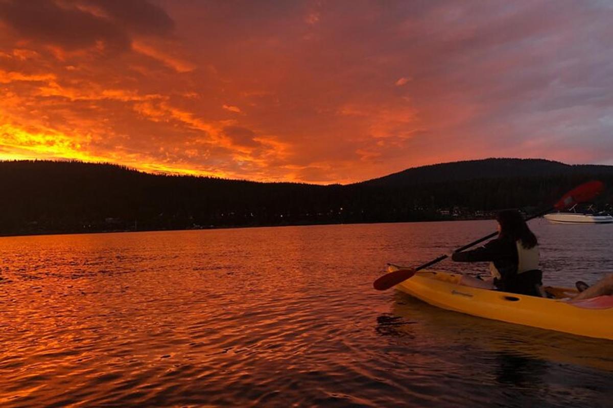 Dos personas en una canoa en un lago al atardecer
