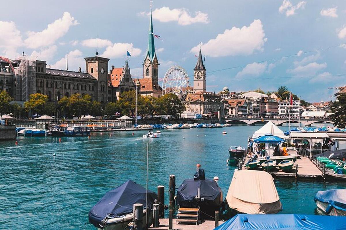 egy város látképe, ahol csónakok vannak a vízen