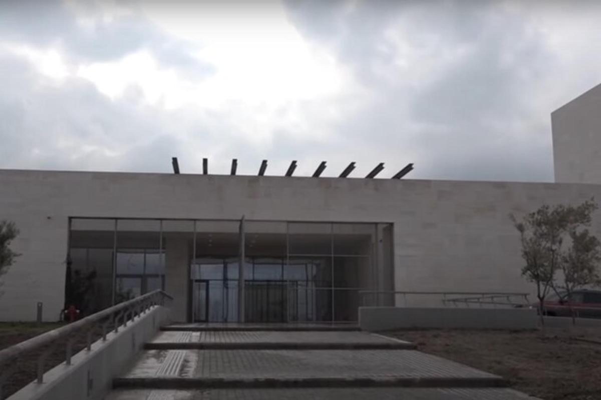 un edificio con una scala di fronte