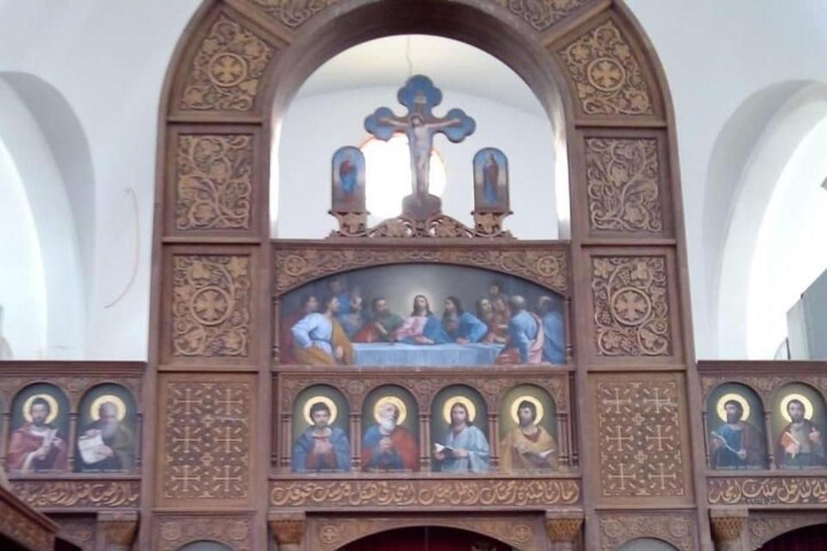 eine Kirche mit einem Kreuz und einem Haufen Ikonen