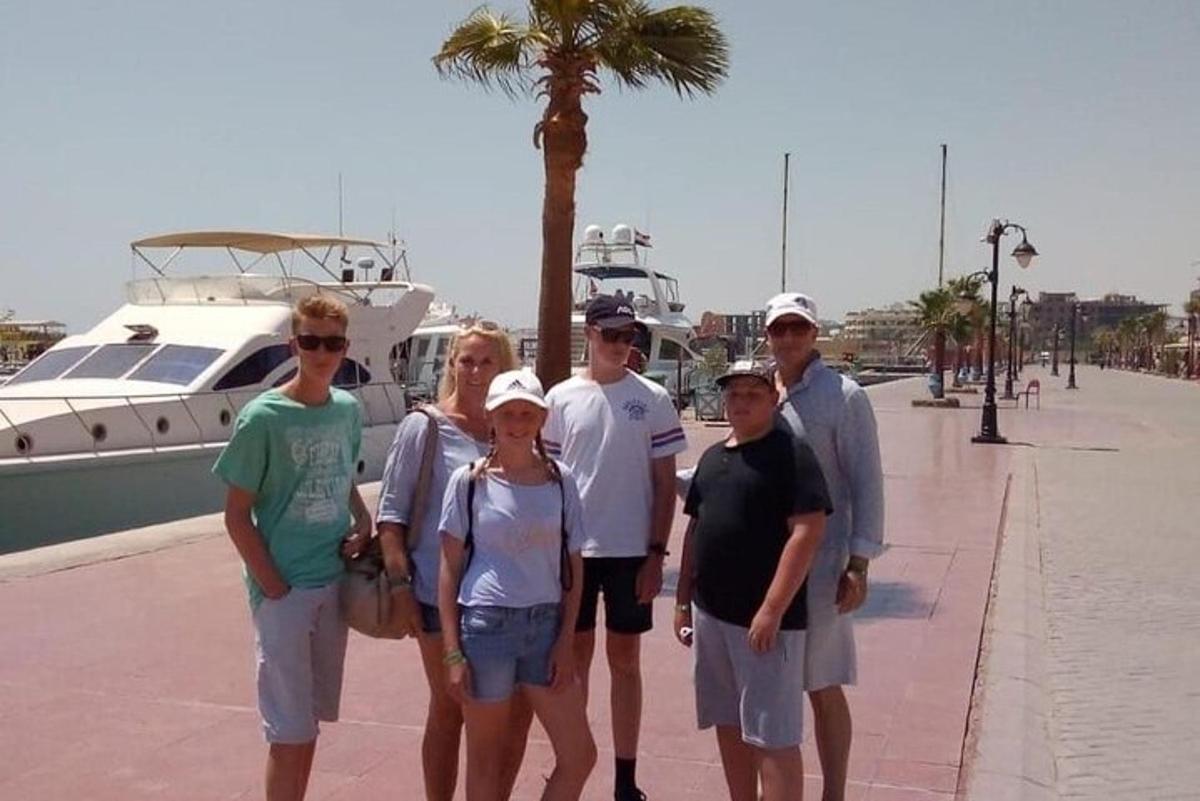 eine Gruppe von Menschen steht vor einem Boot