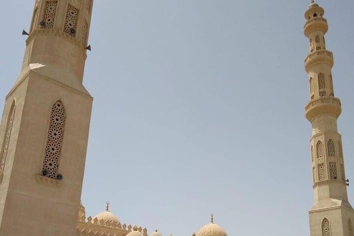 ein großes Gebäude mit einem Turm und einer Moschee