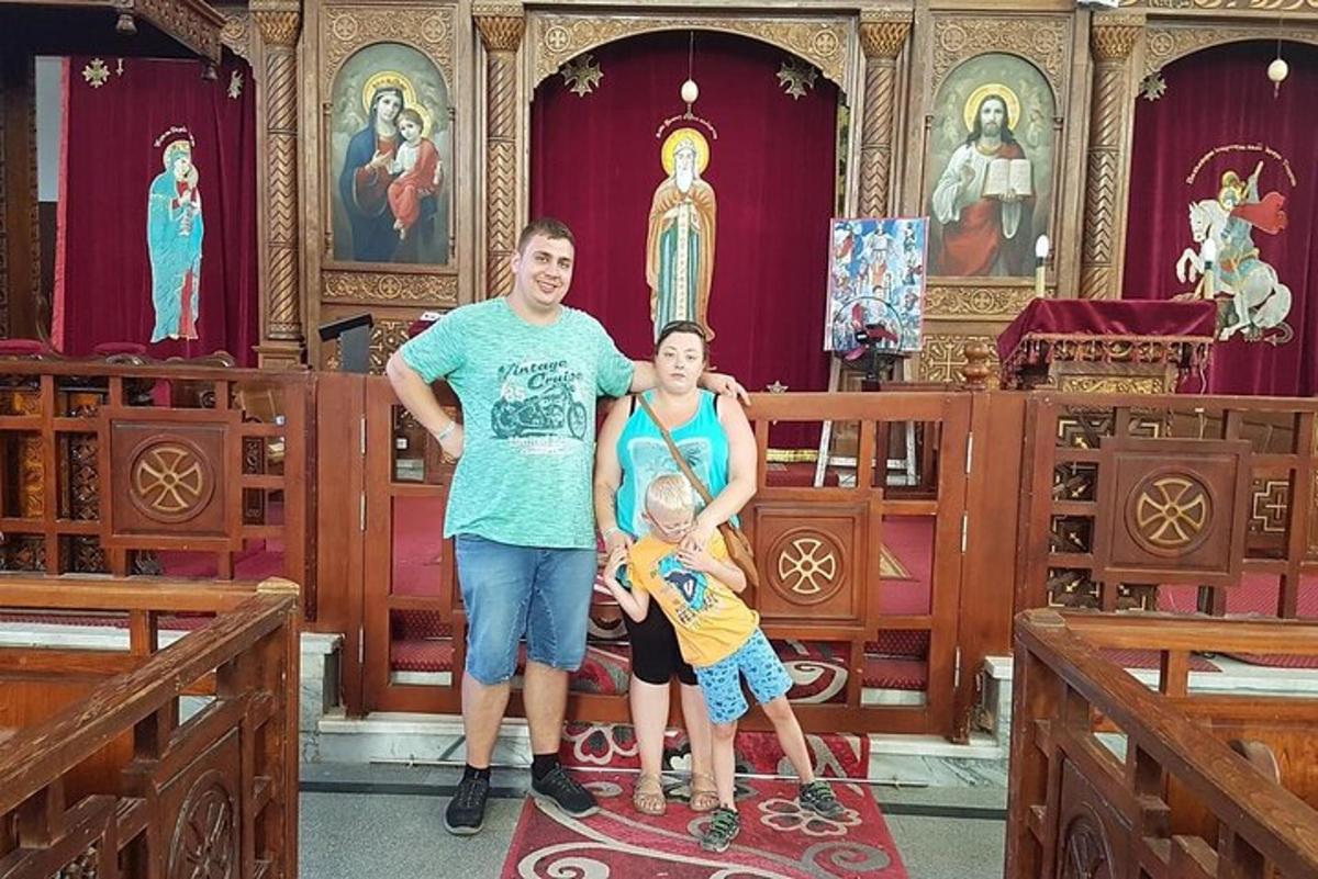 ein Mann, eine Frau und ein Kind in einer Kirche