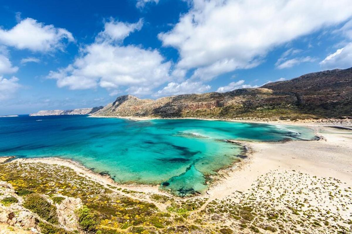 Αεροφωτογραφία μιας παραλίας με τιρκουάζ νερά