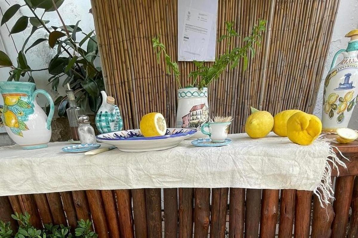 Una mesa con limones encima.