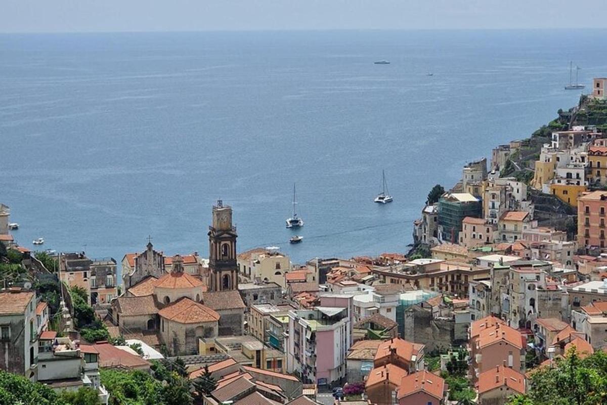 Una vista de una ciudad con barcos en el agua.