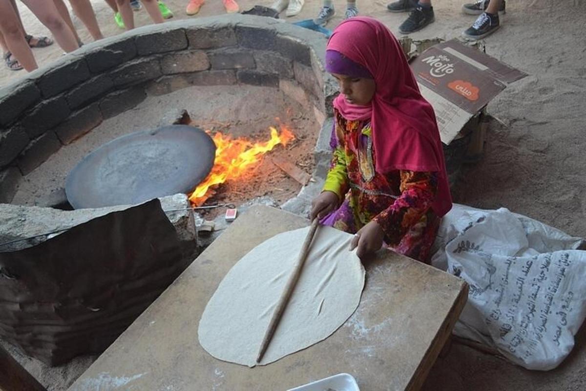 une fille faisant une pizza dans un four à briques