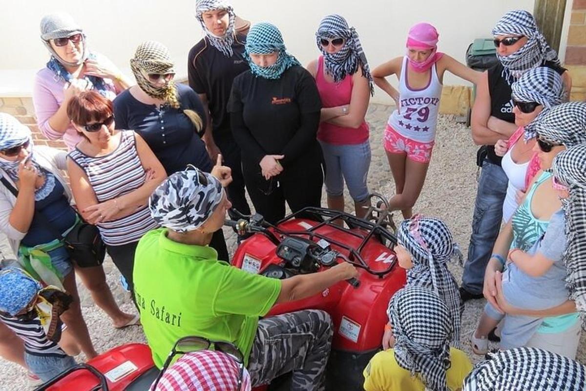 un groupe de personnes se tient autour d'une moto