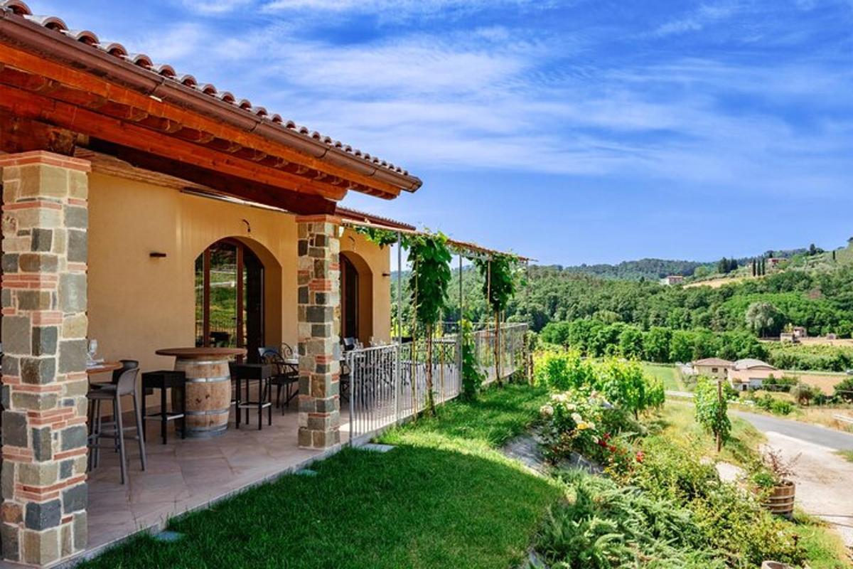 un patio esterno di una casa con tavolo e sedie