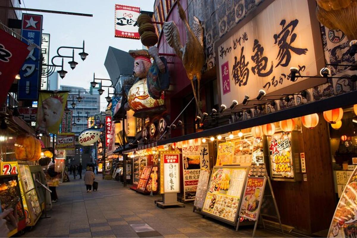 jalan di bandar asia dengan banyak kedai