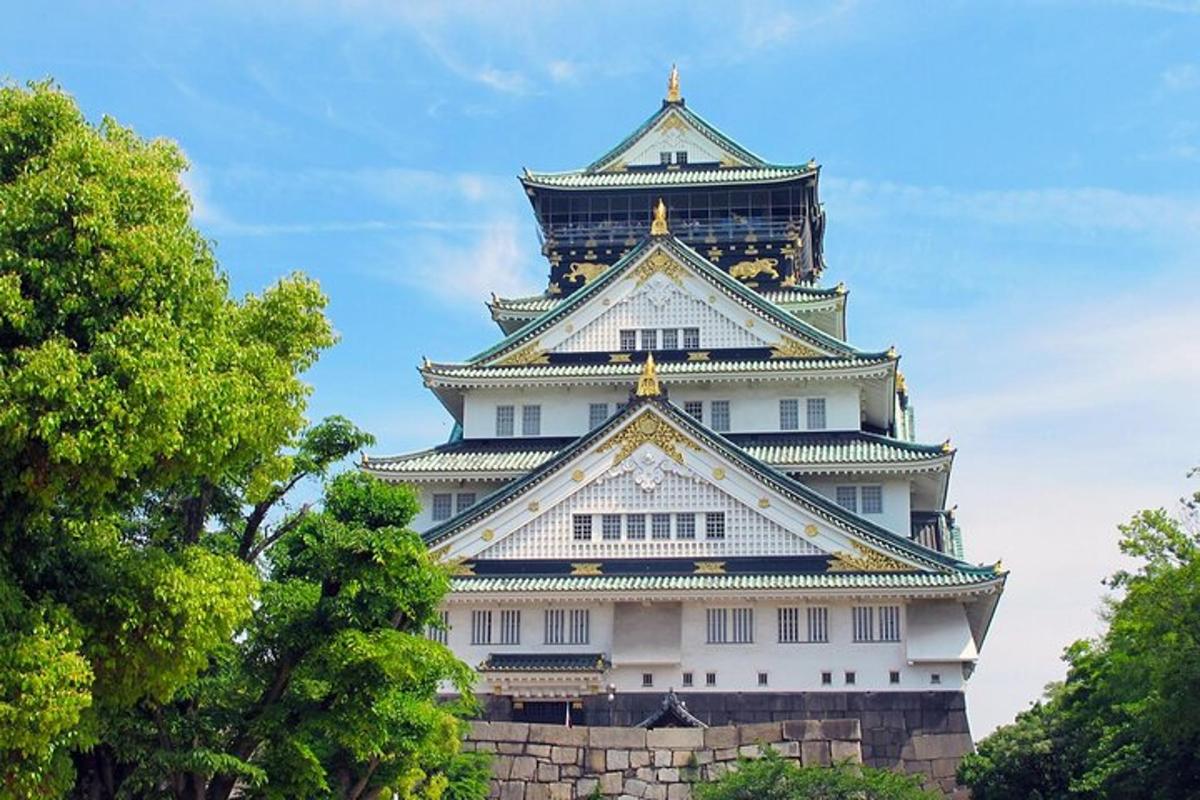 sebuah bangunan besar dengan menara di atasnya