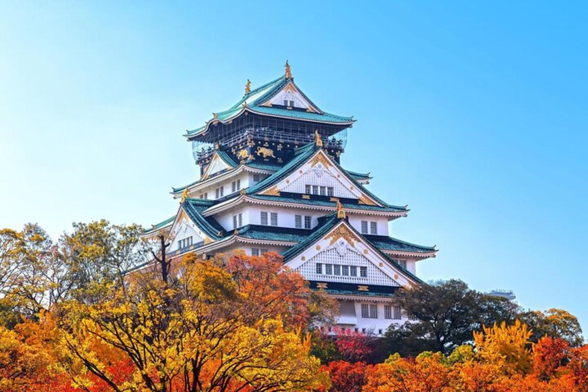 menara osaka dengan pokok musim luruh di latar depan