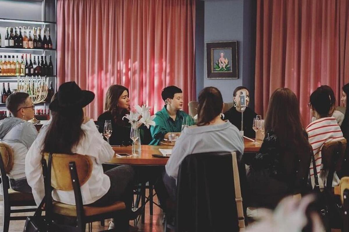 skupina lidí sedících u stolu v restauraci