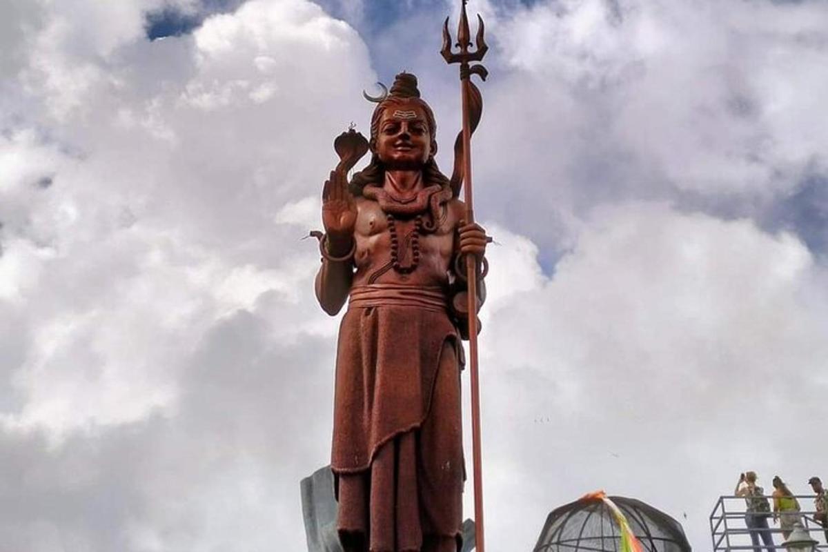 велика статуа жене која држи крст
