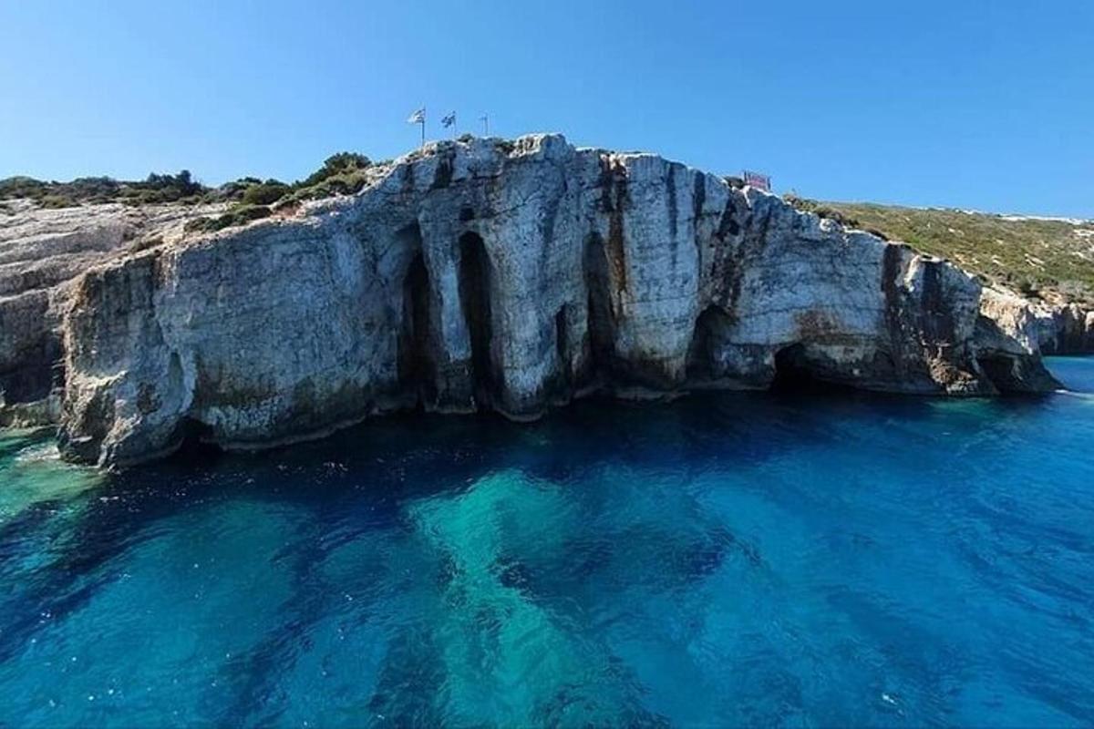 isang malaking rock formation sa karagatan na may asul na tubig