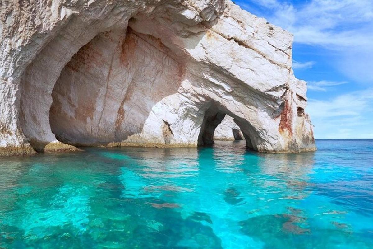 isang malaking rock formation sa tubig malapit sa karagatan