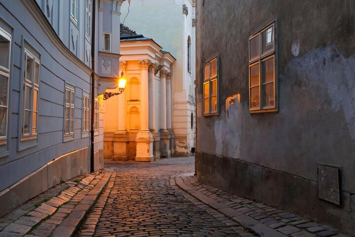 prázdná ulice ve starém městě s budovami