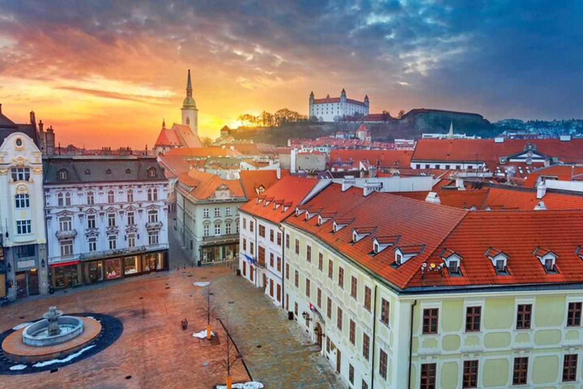 una vista di una città al tramonto con edifici