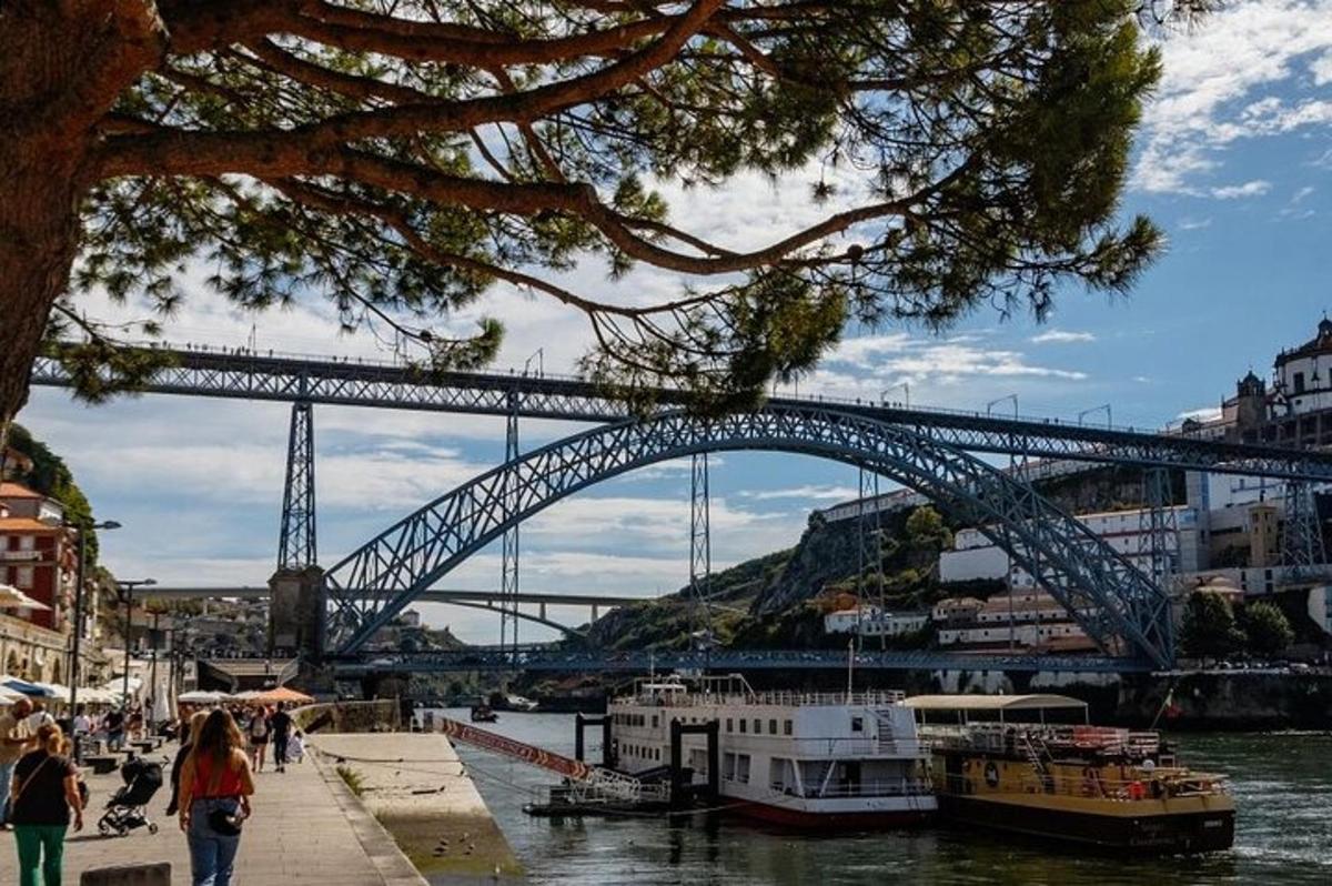eine Brücke über einen Fluss mit Booten im Wasser